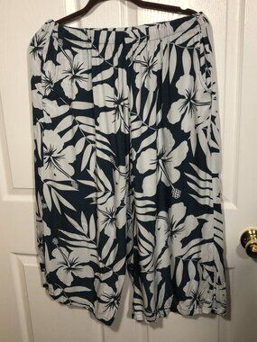 Makai Beach Hawaii airy wide leg capri white blue flowery, XL